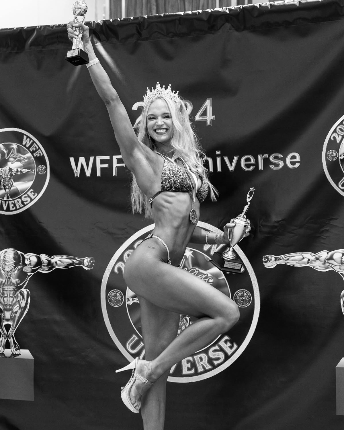 Lia Liebing auf der WFF-Universe-Bühne mit Pokal und Krone